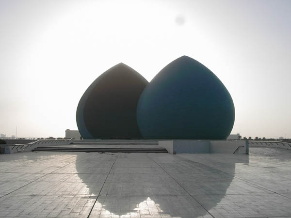 Al Shaheed Monument
---------
 (  ,      )