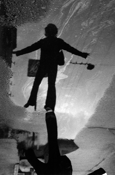 Луна в сточной канаве
---------
 (кликните по изображению, чтобы открыть его в полный экран)