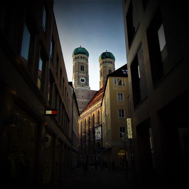 MUNICH QUADRAT
---------
 (  ,      )