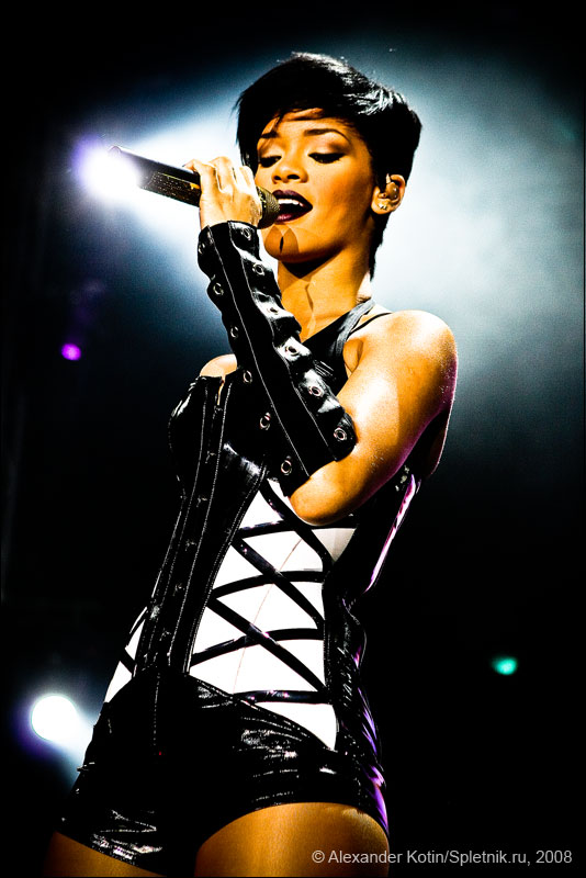 Rihanna
---------
 (  ,      )