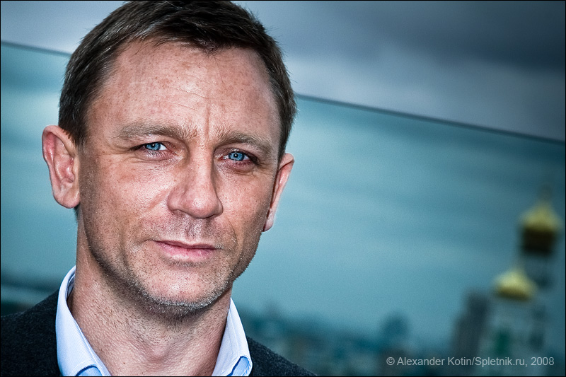 Daniel Craig
---------
 (  ,      )