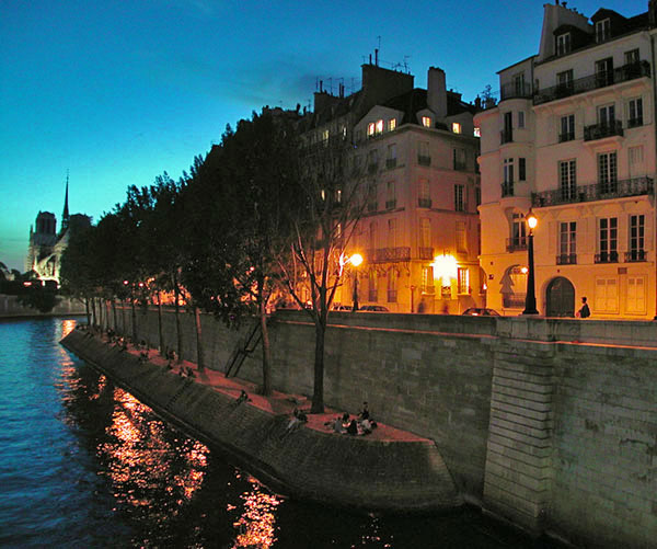 Quai d'Orleans - Notre Dame (night)
---------
 (  ,      )