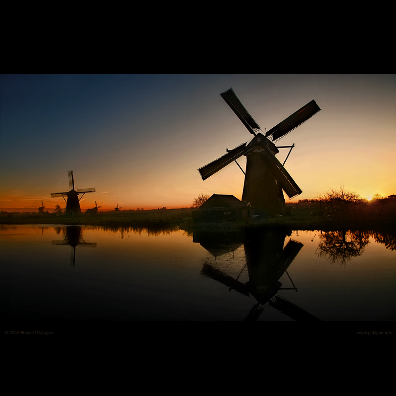 Kinderdijk. Windmills in the Evening
---------
 (  ,      )