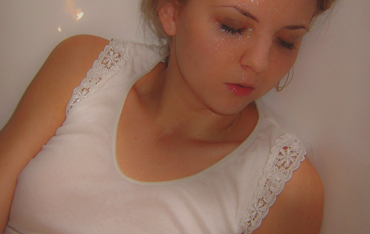 wet angel sleeps in the bath
---------
 (  ,      )