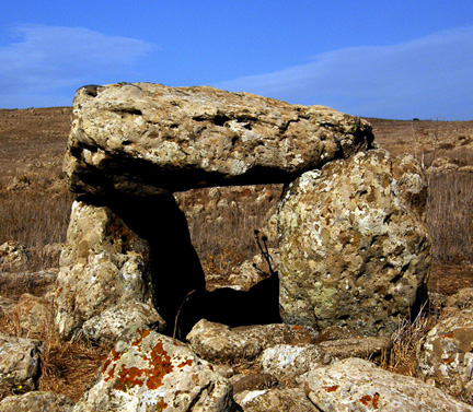 Dolmen
---------
 (  ,      )