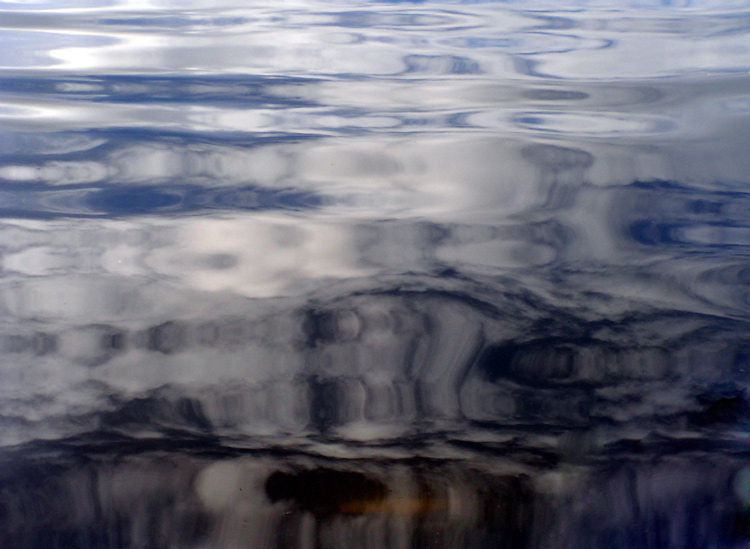 Растворение облака в озерной воде.
---------
 (кликните по изображению, чтобы открыть его в полный экран)