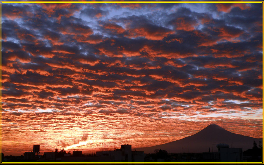 Una atardeser con Popocatepetl -   
---------
 (  ,      )