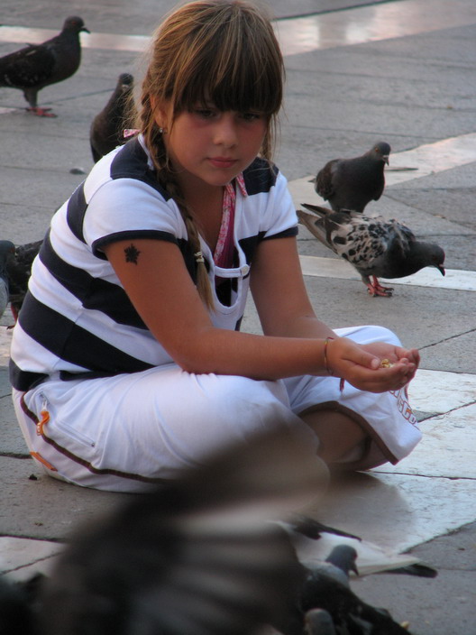 Piazza San Marco, Ragazzina
---------
 (  ,      )