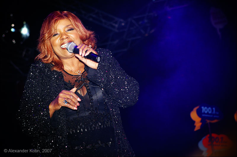 Gloria Gaynor
---------
 (  ,      )