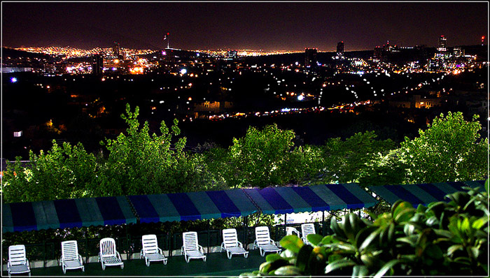       .....     Monterrey de noche
---------
 (  ,      )