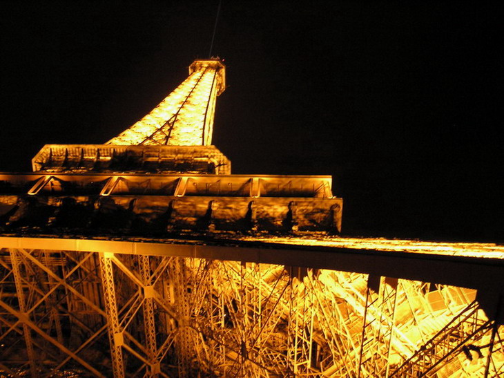 Tour Eiffel
---------
 (  ,      )