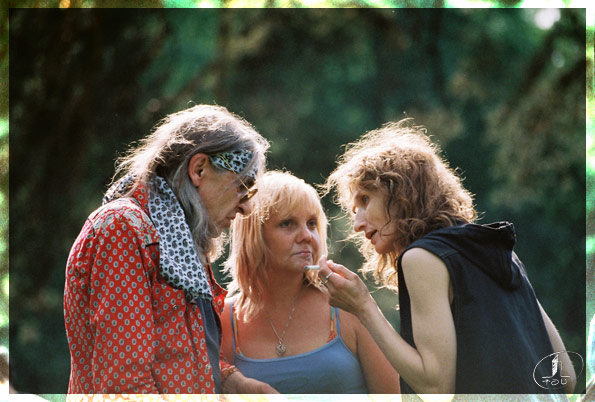 Hippy don't get older
---------
 (  ,      )