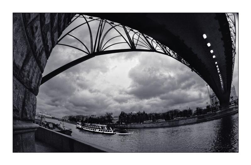 Sur Le Pont
---------
 (  ,      )