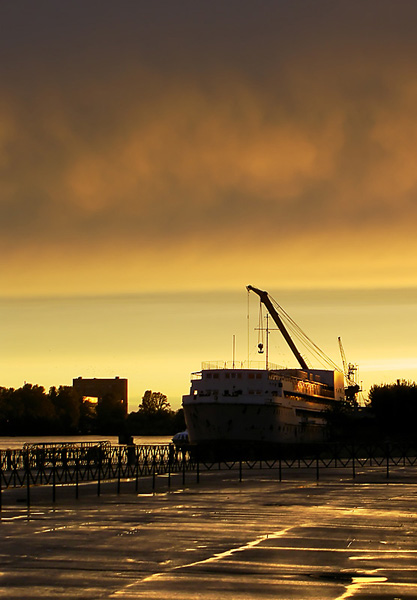 Sunset ship
---------
 (  ,      )