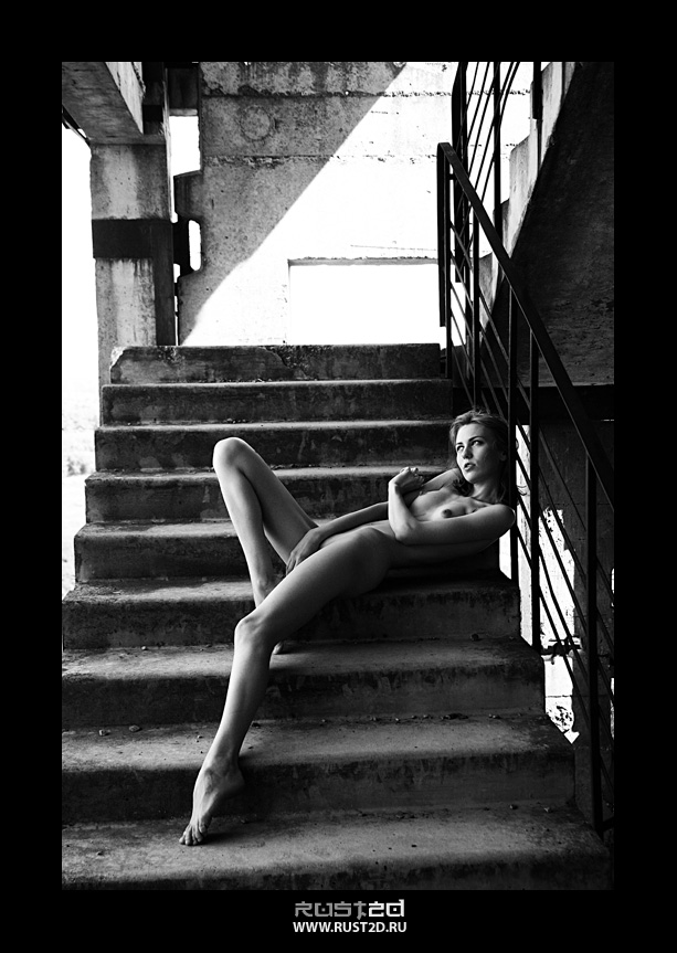 Woman on stairway
---------
 (  ,      )